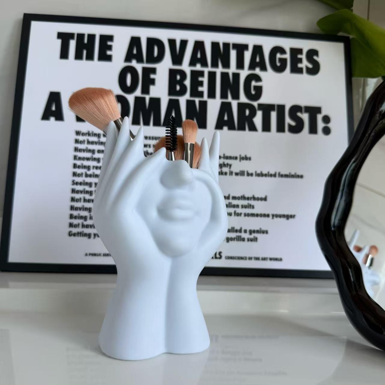 Creative hand-shaped makeup brush holder flower stand🎁
